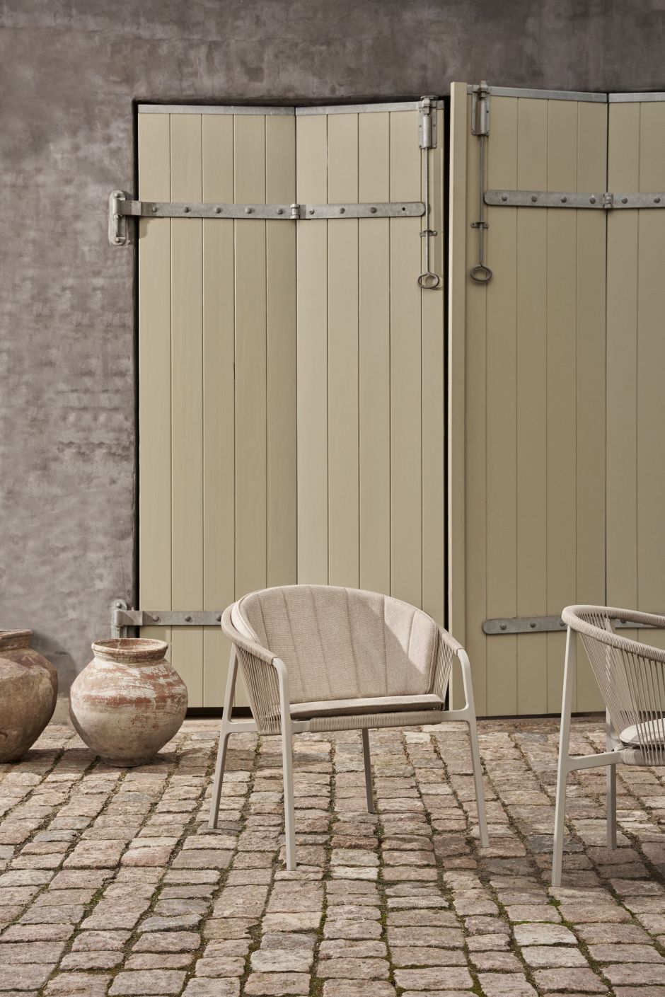 Lagrasse Loungesessel von Vipp für den Außenbereich: Bequemer Outdoor Sessel mit Rope-Geflecht und modernem Design.