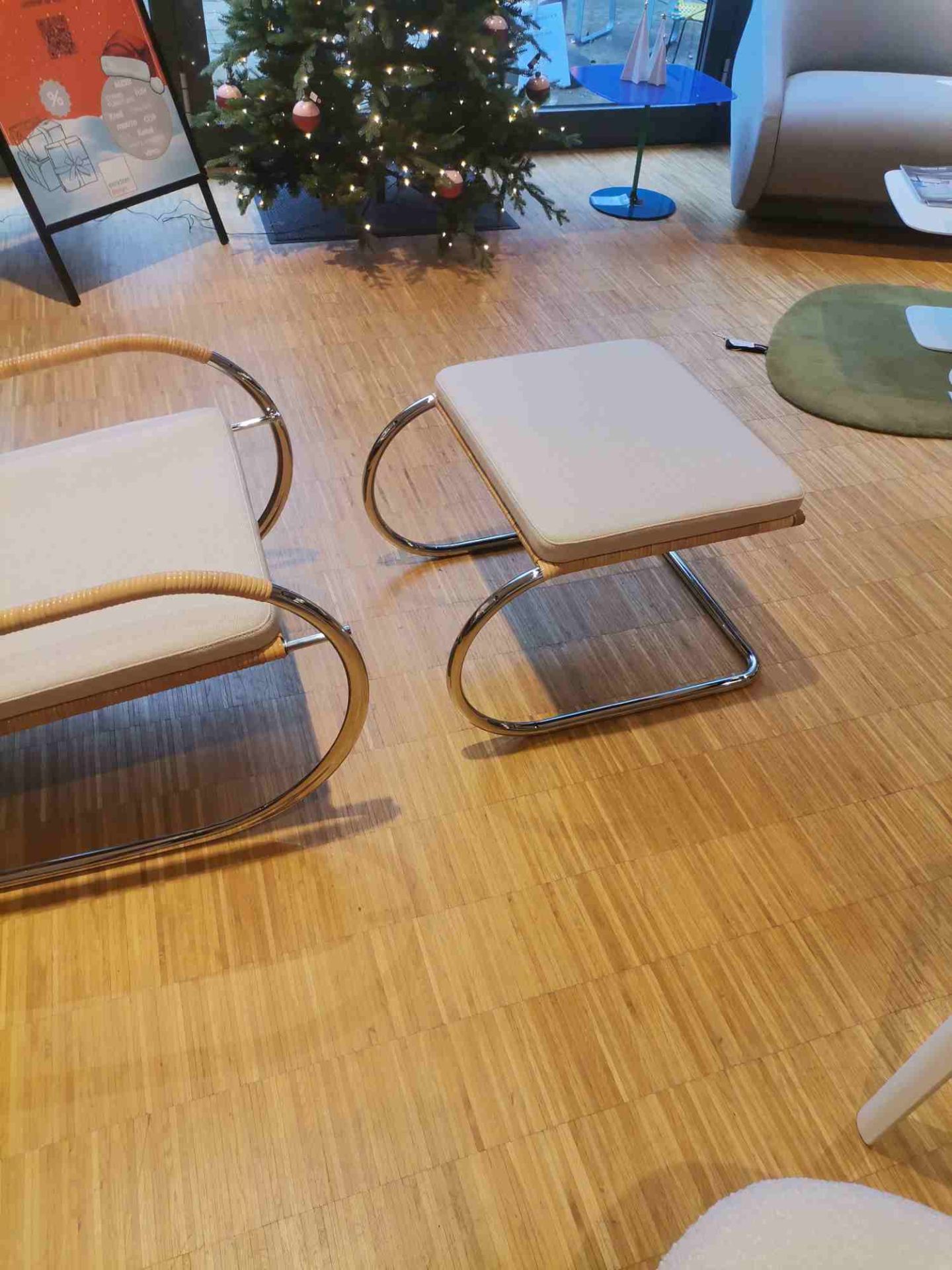 D35-1 Kragsessel mit Hocker NATURGEFLECHT / STOFF II ARCO CALLA Tecta AUSSTELLUNGSSTÜCK