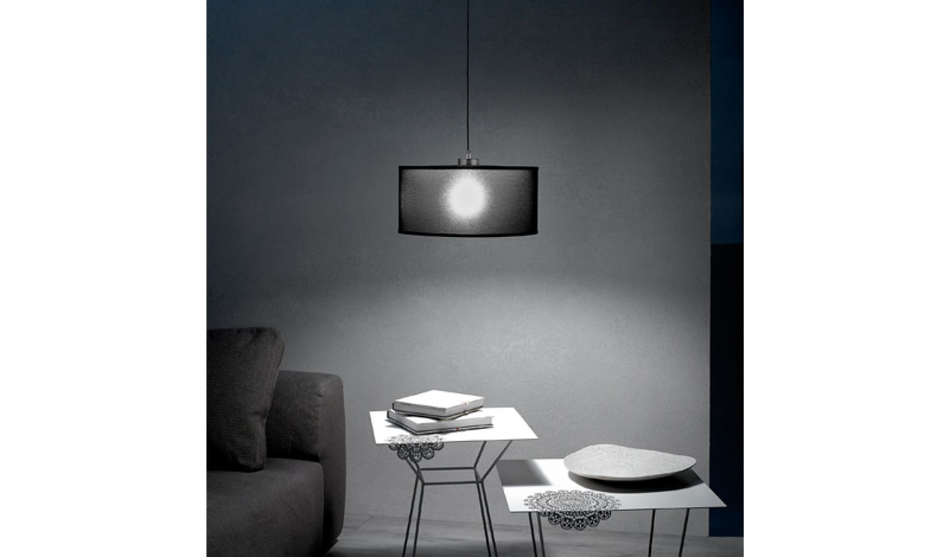 Moove Mono Pendelleuchte: Moderne Hängelampe mit schwarzem Lampenschirm, ideal für Wohnzimmer und Esszimmer.