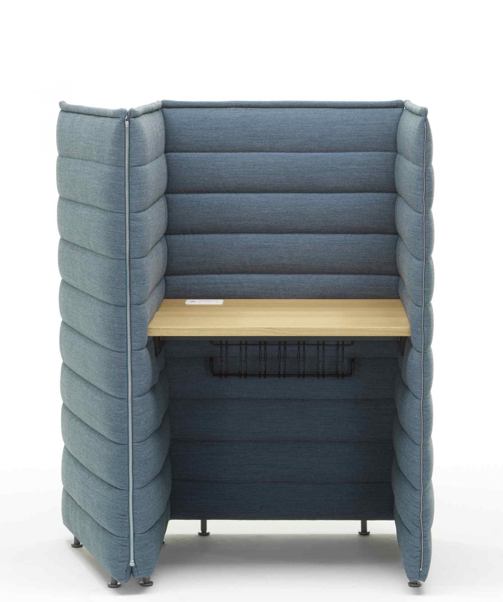 Vitra Alcove Plus Desk Small: Blauer, gepolsterter Schreibtisch mit Holzplatte und Kabelmanagement für Büro und Homeoffice.