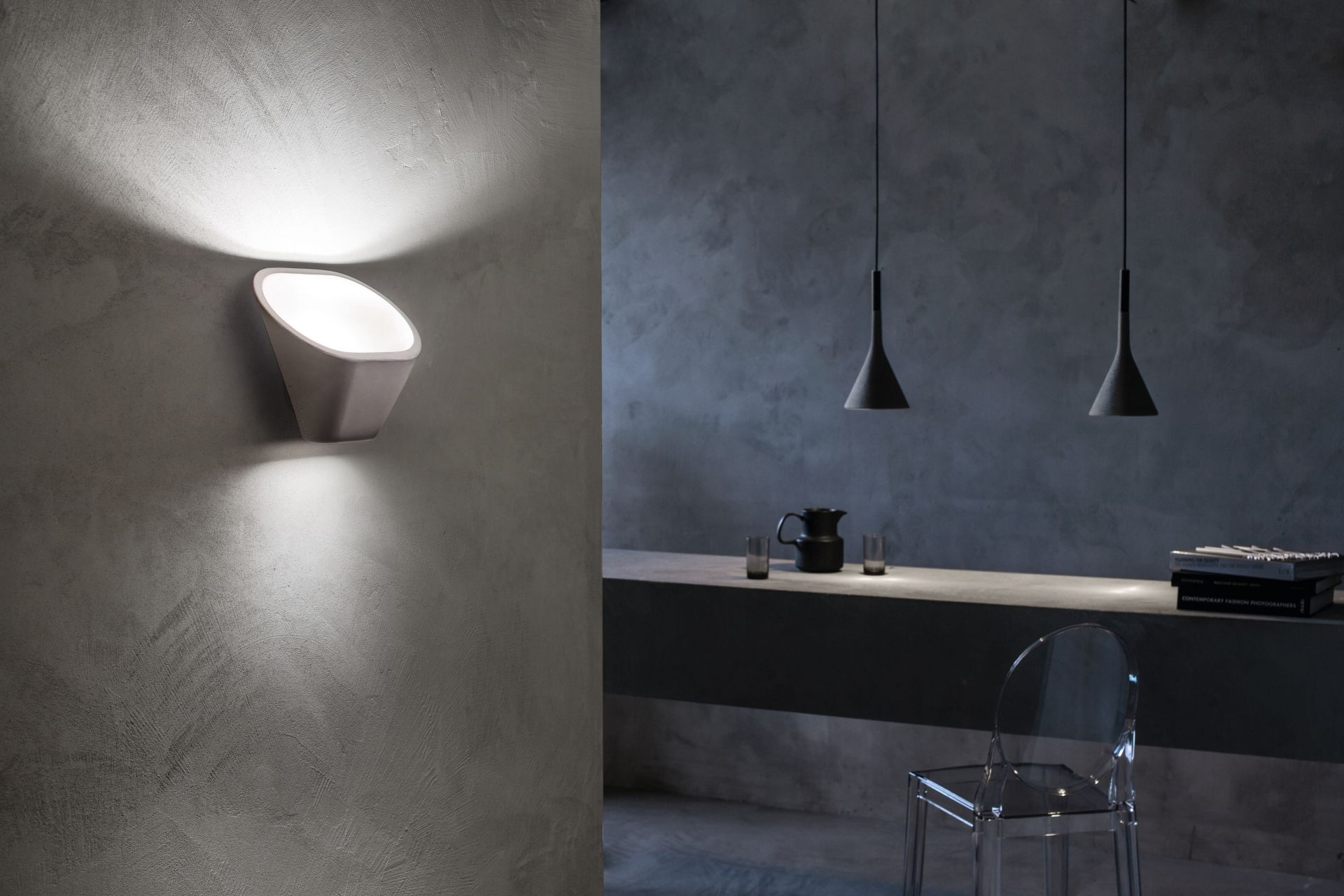 Aplomb Wandleuchte von Foscarini: Moderne LED-Wandlampe aus Beton, die indirektes Licht spendet.