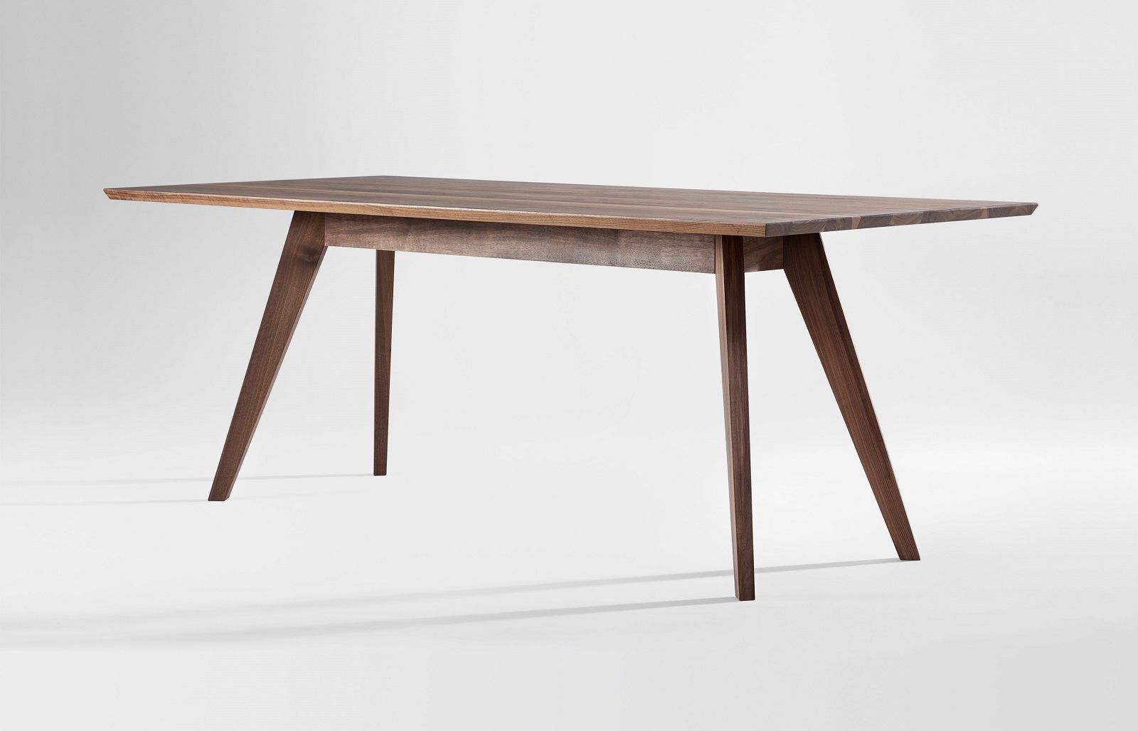 CENA Tisch: Rechteckiger Esstisch aus Holz mit schrägen Beinen für Esszimmer und Küche.