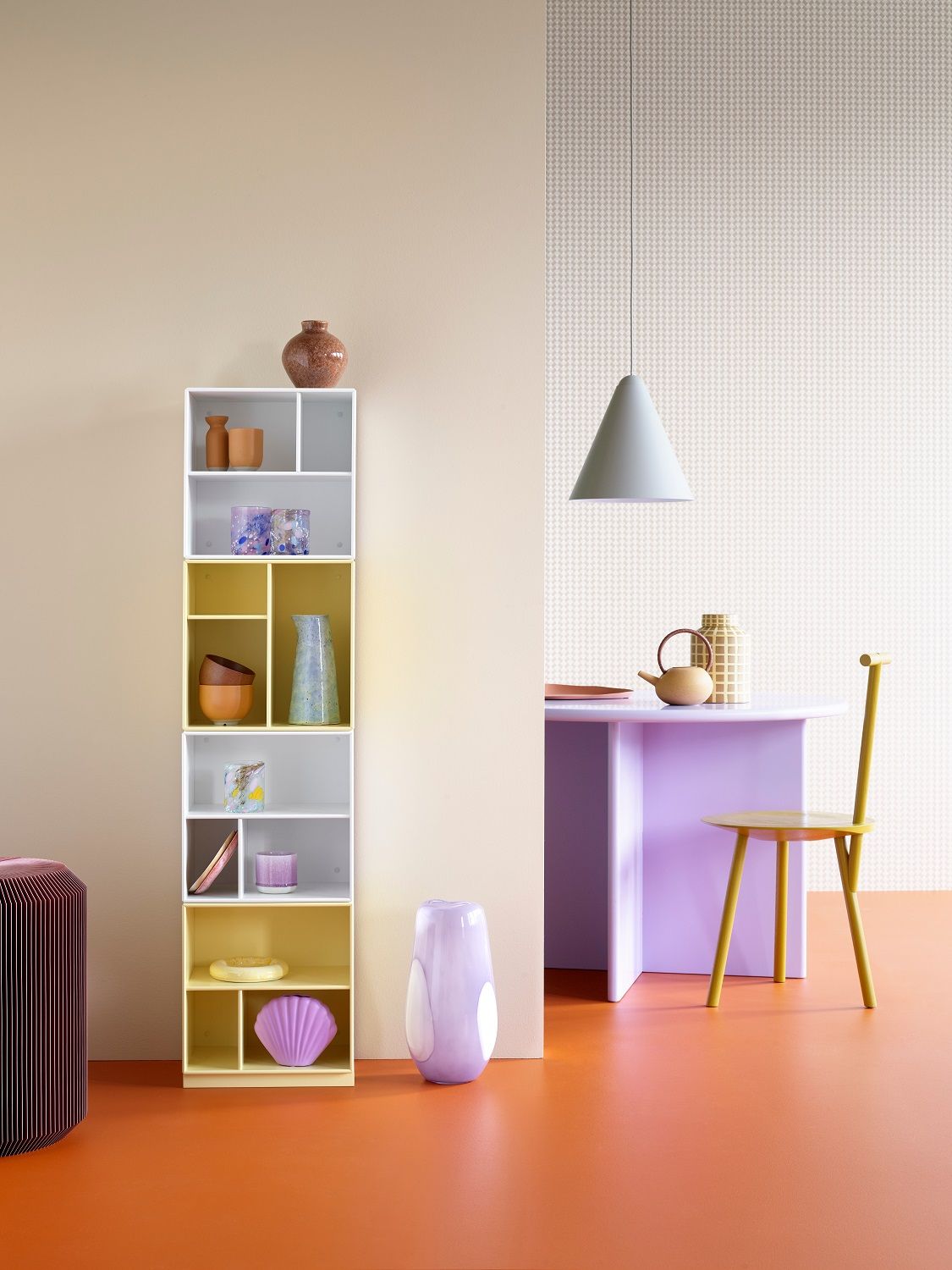 Weißes und gelbes Montana Mini Modul Regal mit Deko-Objekten in modernem Wohnraum.