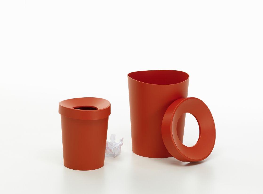 Roter Happy Bin Papierkorb von Vitra, offen und geschlossen, mit zerknittertem Papier.