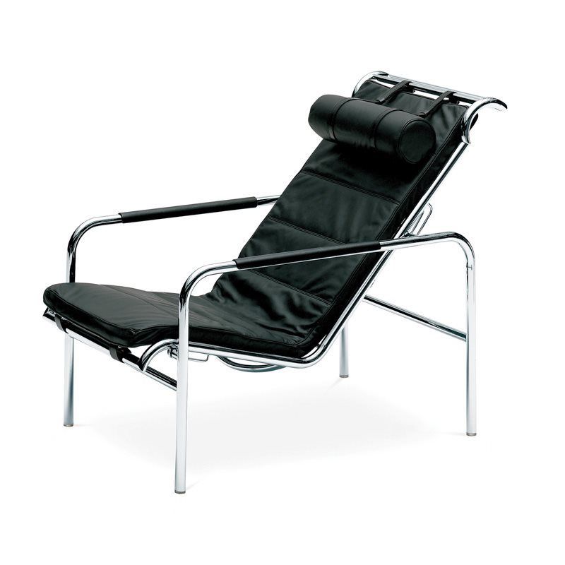 Genni Chaiselongue von Zanotta mit schwarzem Leder und verchromtem Stahlgestell. Designliege für entspanntes Wohnen.