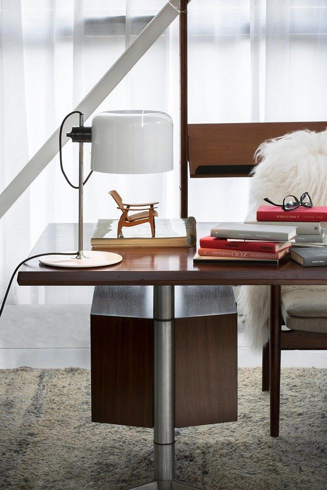 Weiße Oluce Coupé Tischleuchte auf einem Schreibtisch, modernes Design, stilvolle Beleuchtung für Büro und Zuhause.