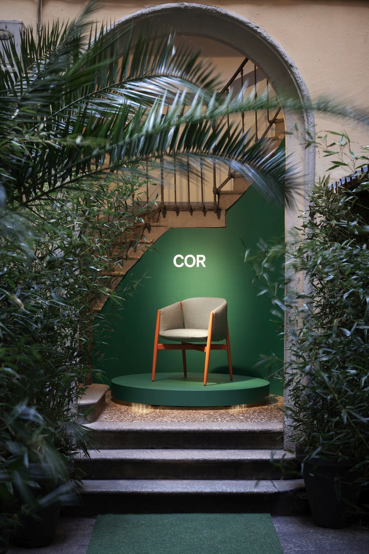 Kagu Stuhl mit Armlehnen Holzgestell Cor