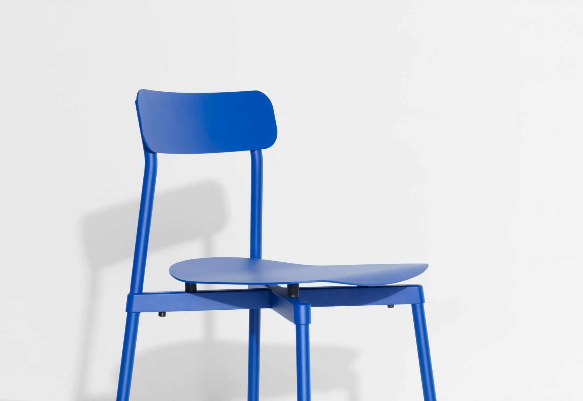 Blauer Fromme Chair Stuhl von Petite Friture, minimalistisches Design für Esszimmer und Wohnbereich.