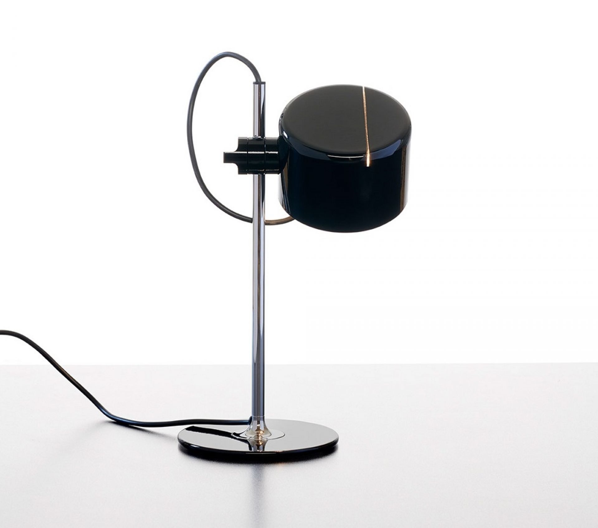 Schwarze Mini Coupé Tischleuchte von Oluce mit glänzendem Lampenschirm und verchromtem Fuß.
