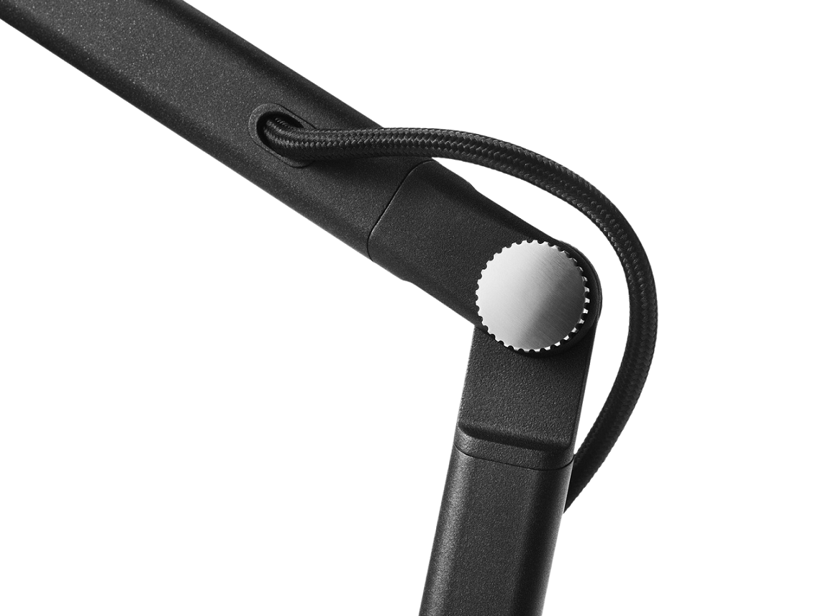 Detailaufnahme der schwarzen Vipp Wandlampe mit Textilkabel und silbernem Stellrad zur Justierung.