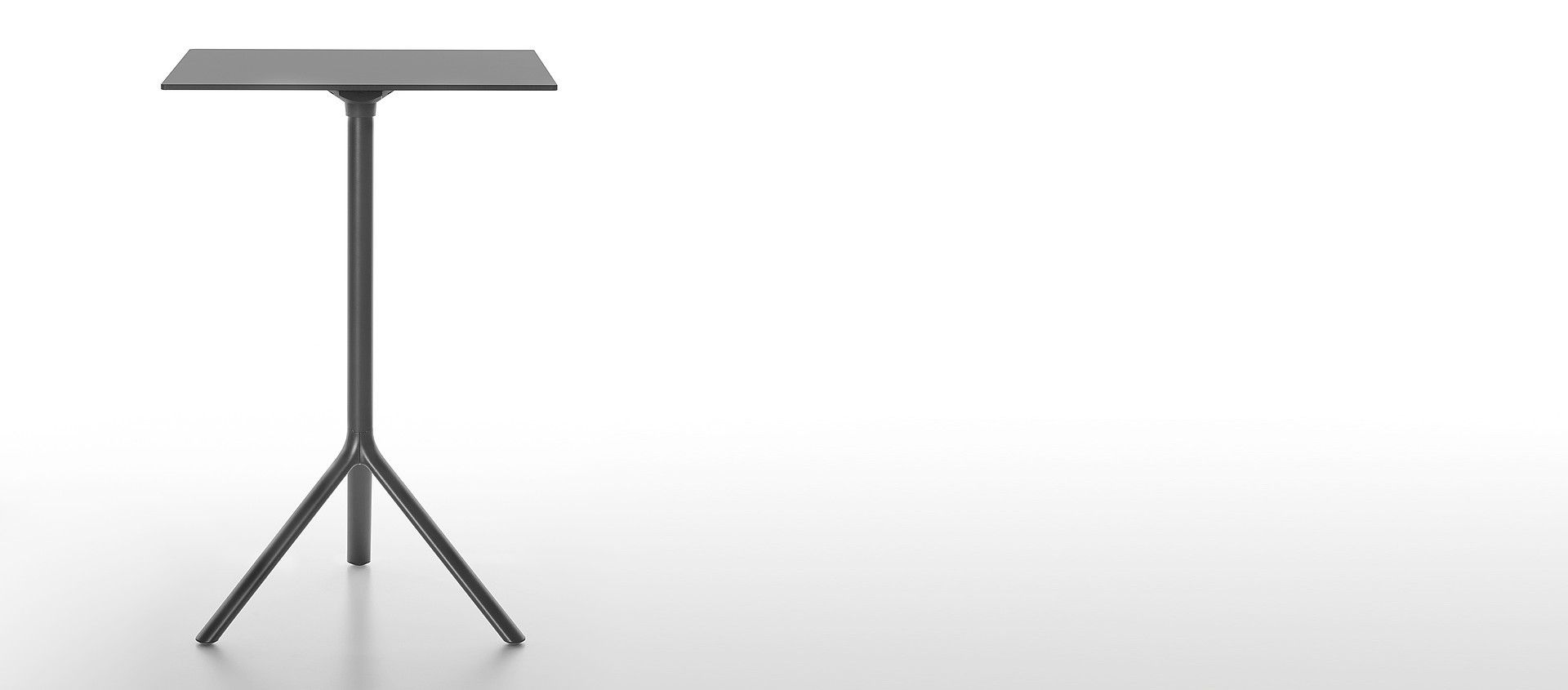 Schwarzer Miura Stehtisch mit quadratischer Tischplatte und dreibeinigem Fuß für den modernen Empfangsbereich.