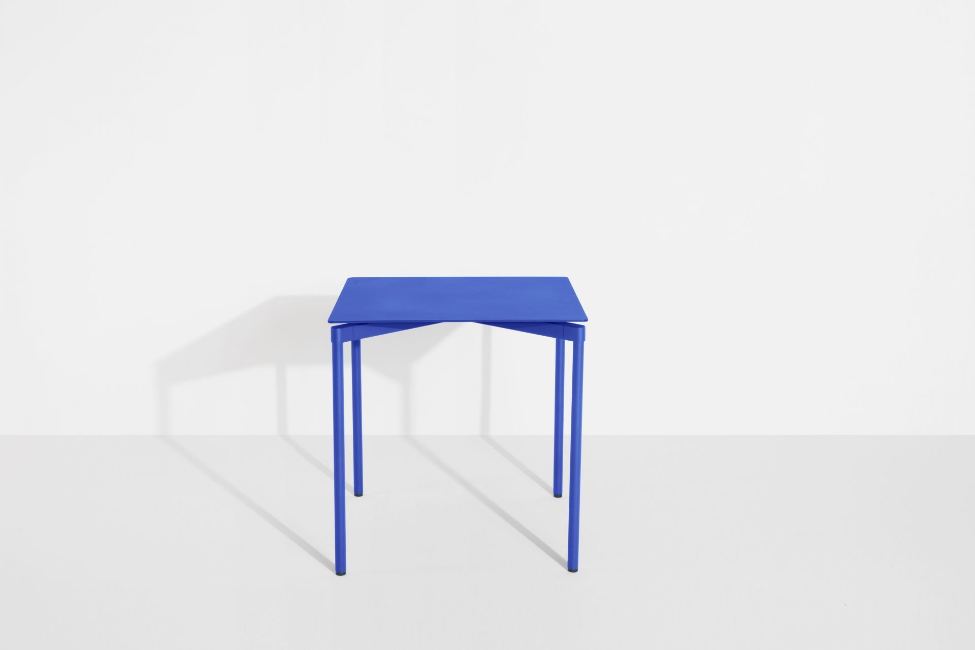 Blauer, quadratischer Fromme Esstisch von Petite Friture, minimalistisches Design für Esszimmer und Küche.