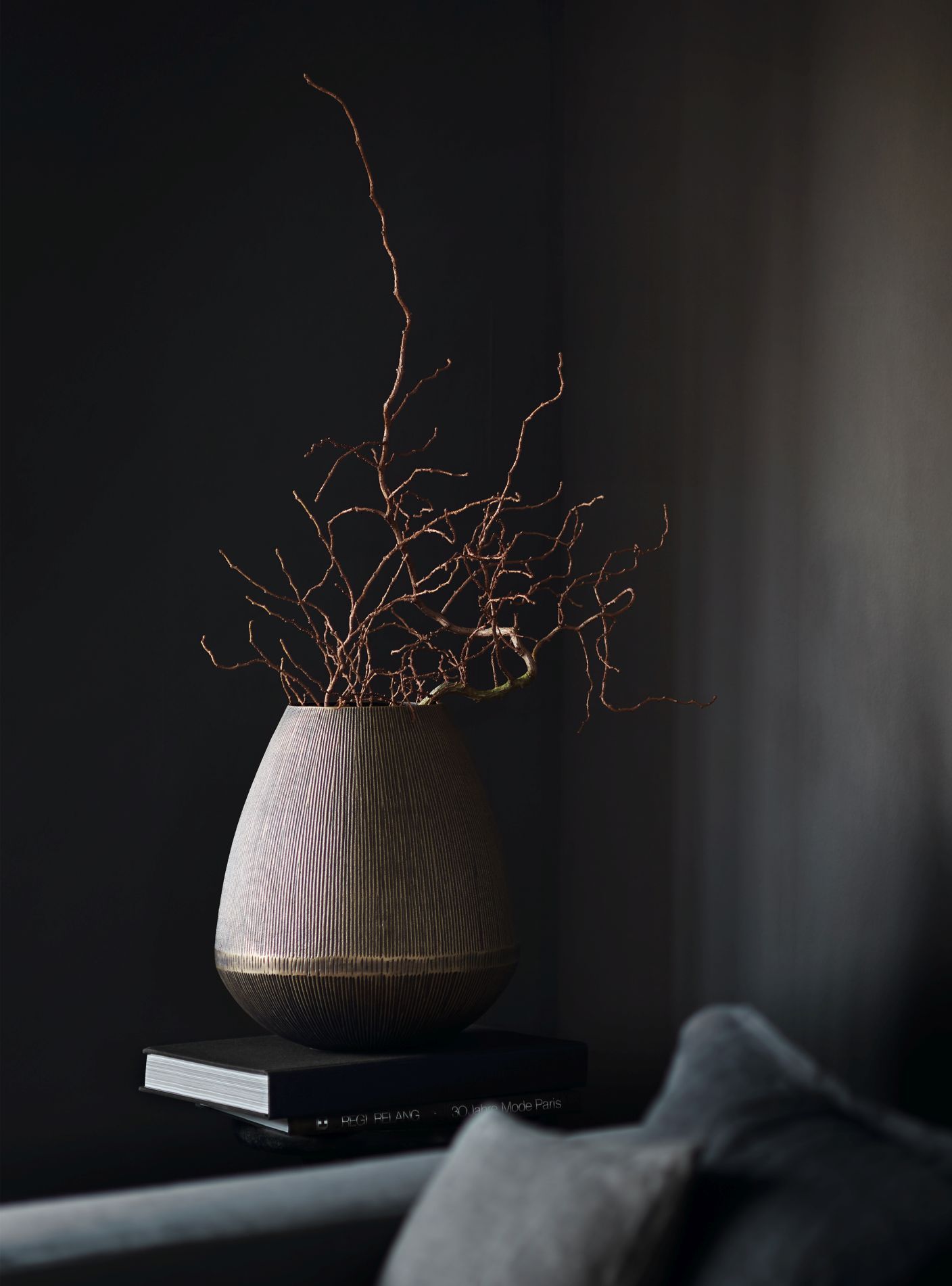 Sarafina Vase von Philippi, ein Einzelstück. Dekorative Vase mit Zweigen als Wohnaccessoire.