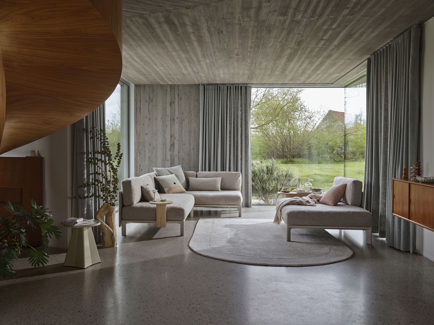 Helles Wohnzimmer mit Anagram Panel Sofa von Vitra, minimalistisch und modern eingerichtet.