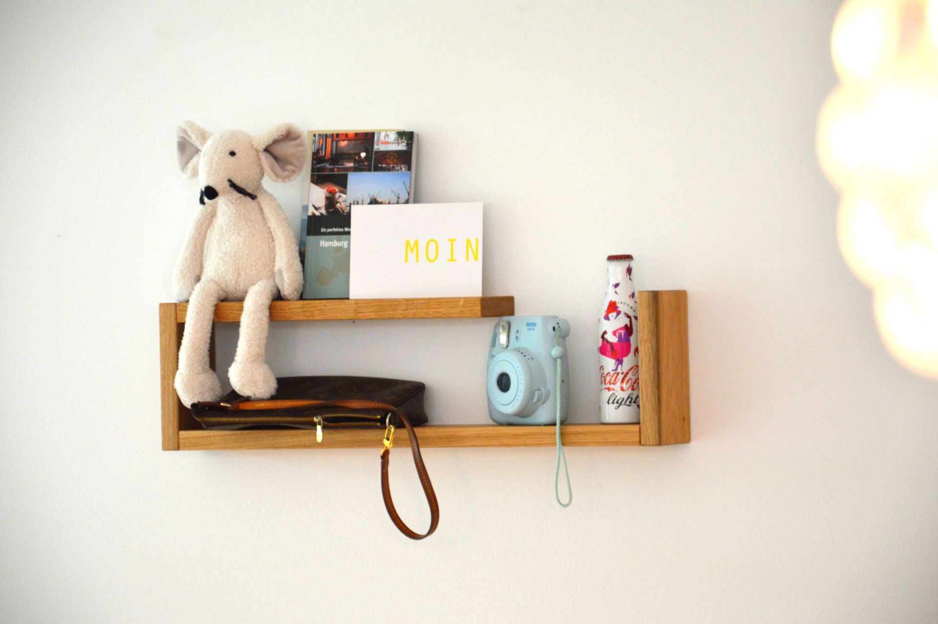 Lilian Wandregal von Jan Kurtz aus Holz mit Deko-Objekten an einer weißen Wand.