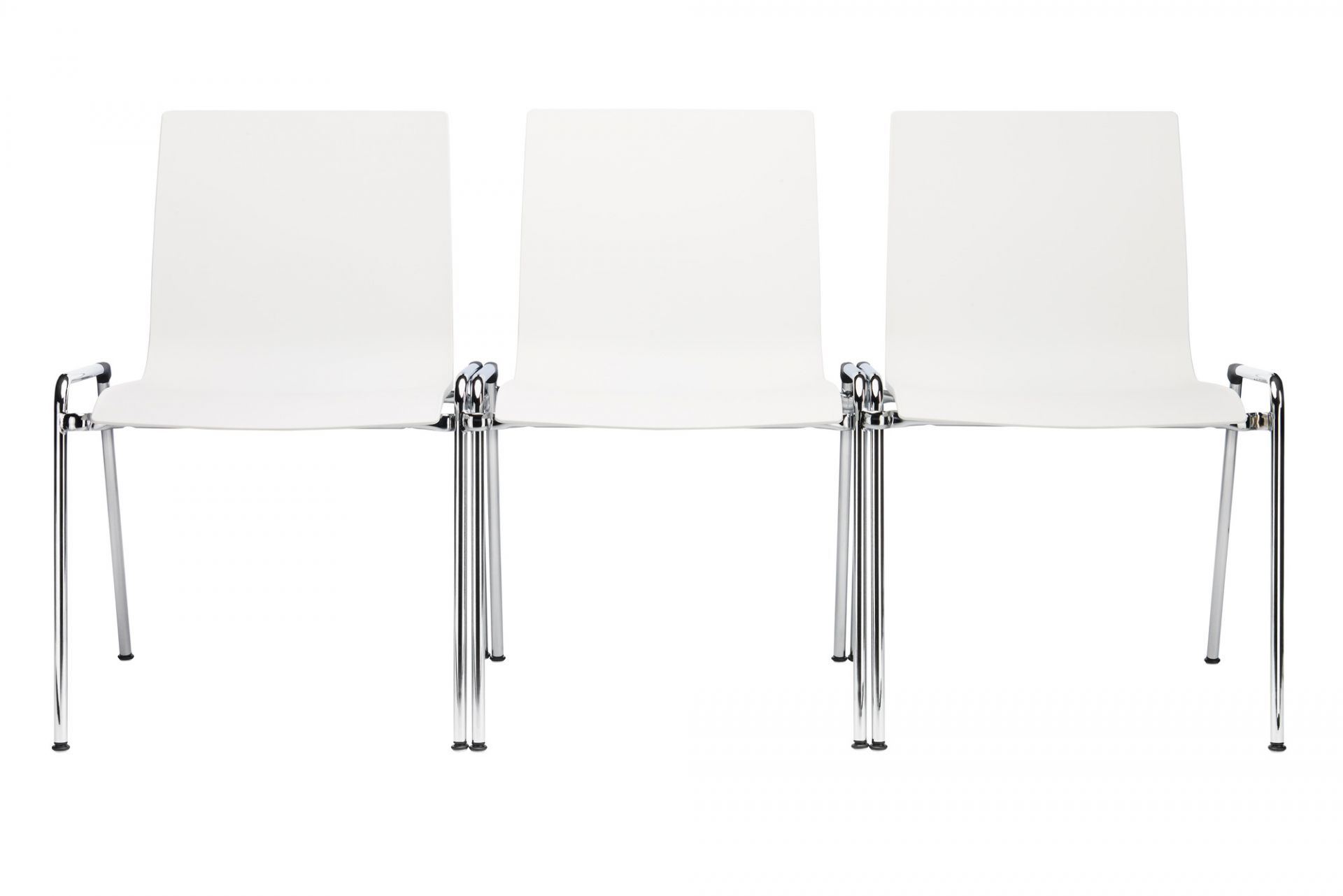 Drei weiße Thonet Stühle S 260 ohne Armlehne mit verchromtem Stahlrohrgestell vor weißem Hintergrund.