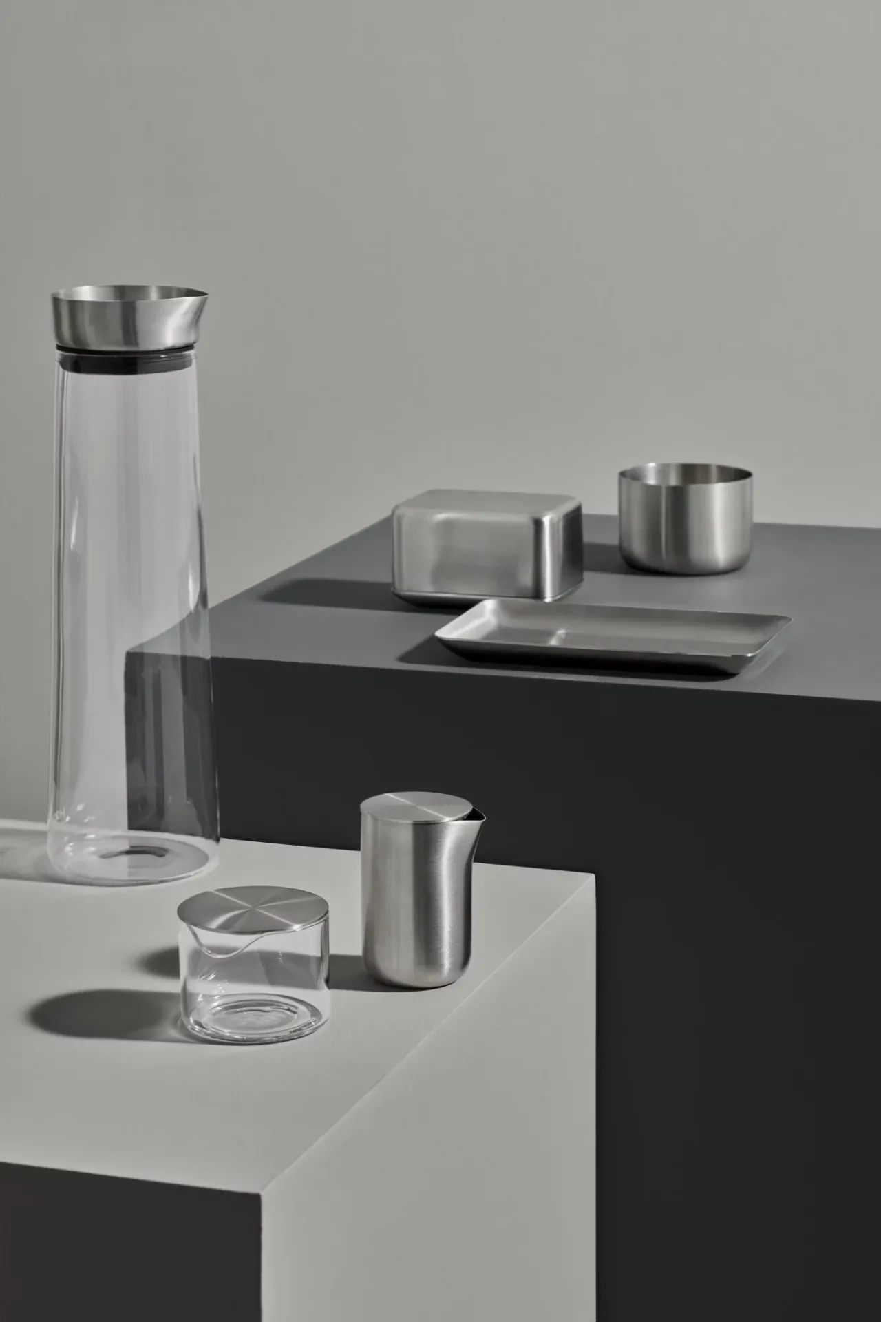 Acqua Wasserkaraffe von Blomus: Elegante Glaskaraffe mit Edelstahl-Elementen und weiteren passenden Tischaccessoires.