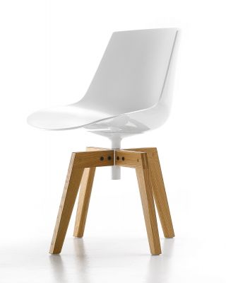 Flow Chair Stuhl mit Eiche Vierfußgestell von MDF Italia, weiße Sitzschale, modernes Design.
