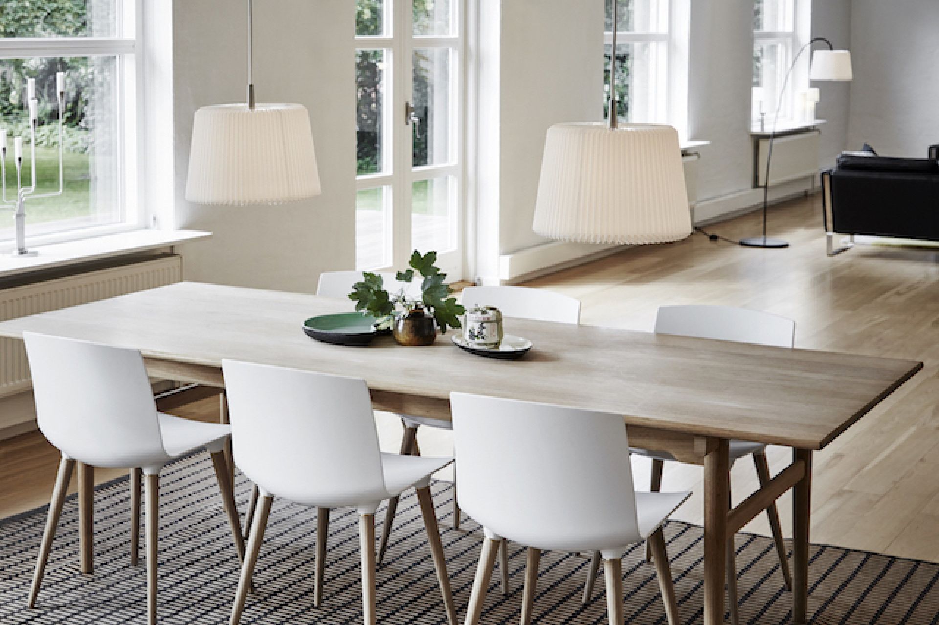 Esszimmer mit Snowdrop Pendelleuchten von Le Klint, skandinavisches Design, moderne Beleuchtung.