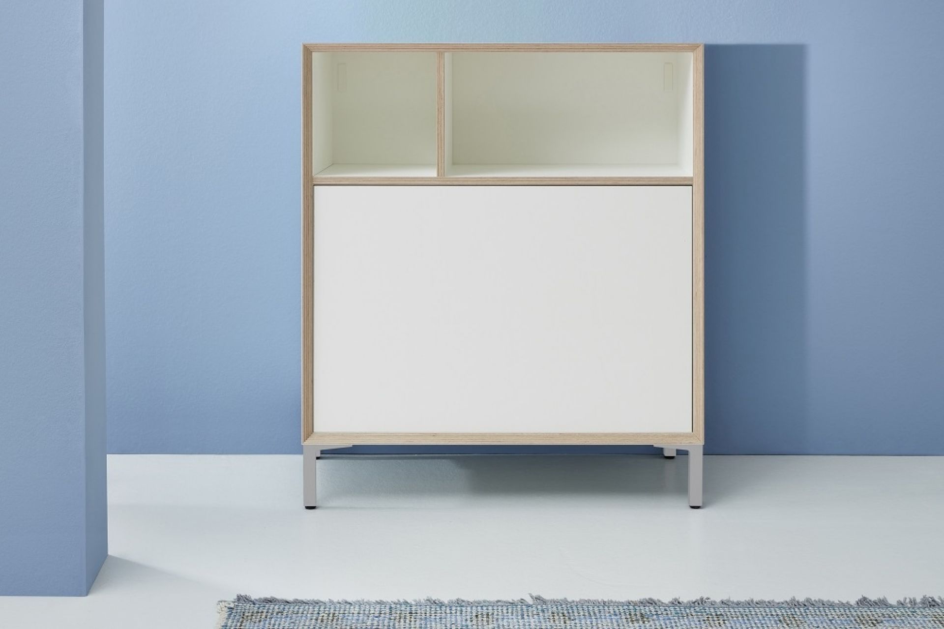 Vertiko Ply Five Wandsekretär von Müller Möbelwerkstätten, weißes Regal mit Fächern und minimalistischem Design.