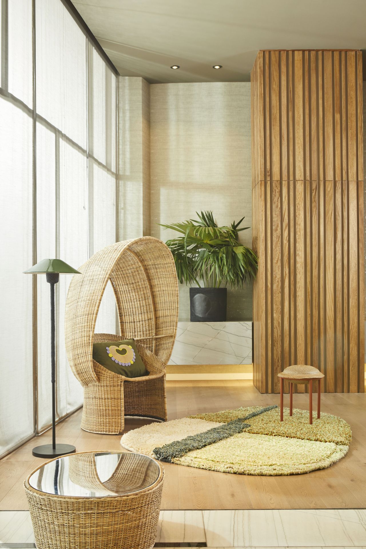 Cartagenas Ames Sessel: Natürlicher Rattansessel mit Kissen in modernem Wohnzimmer-Ambiente.