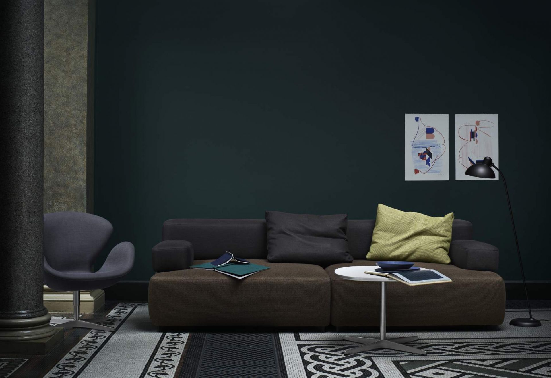 Alphabet Sofa von Fritz Hansen, braunes 3-Sitzer Sofa mit rechter Armlehne in modernem Wohnzimmer.