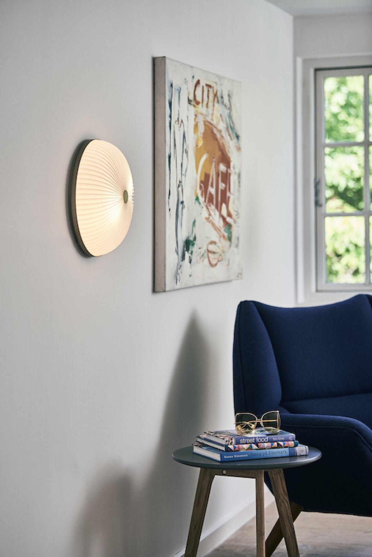 Le Klint Lamella Wandleuchte in Gold, runde Deckenleuchte mit plissiertem Lampenschirm.