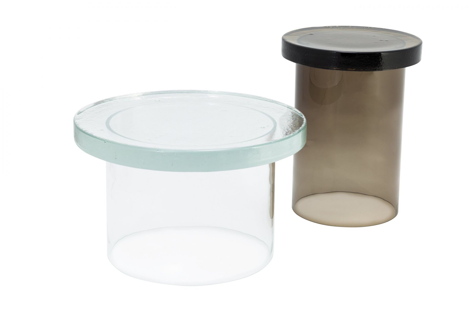 Zwei moderne Alwa Beistelltische von Pulpo aus Glas, transparent und rauchfarben.