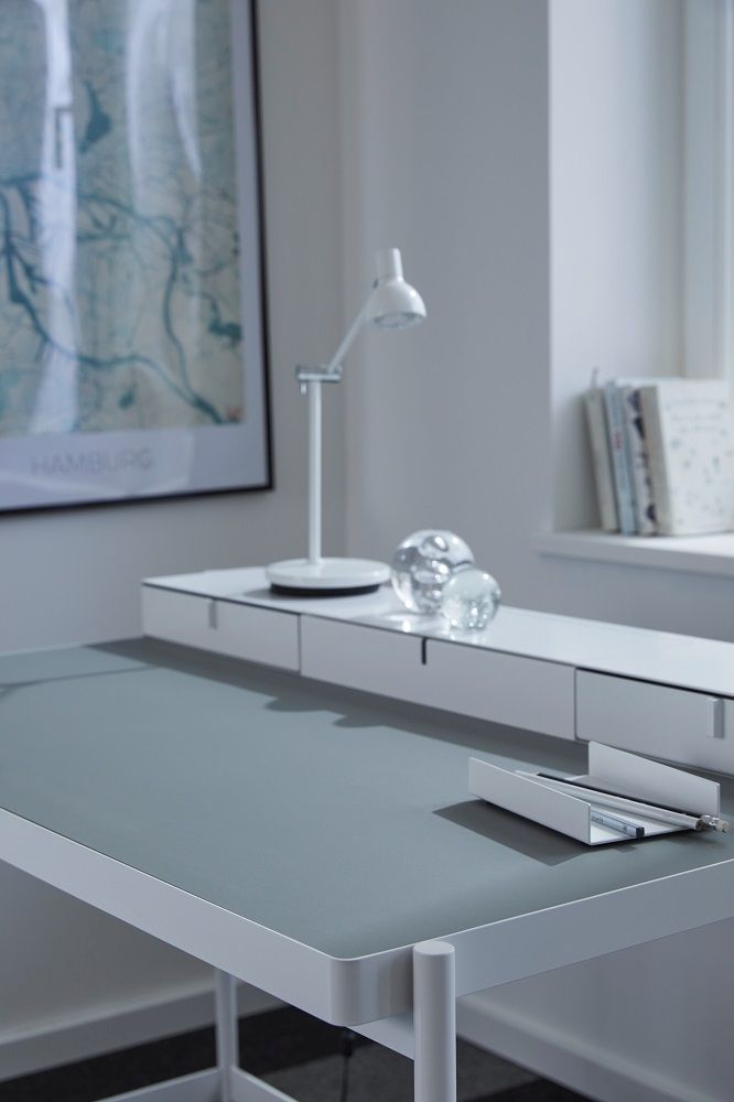Weißer PS20 Schreibtisch von Müller Möbelfabrikation mit Schubladenaufsatz, Lampe und Schreibtischutensilien. Moderner Bürotisch für Arbeitszimmer.