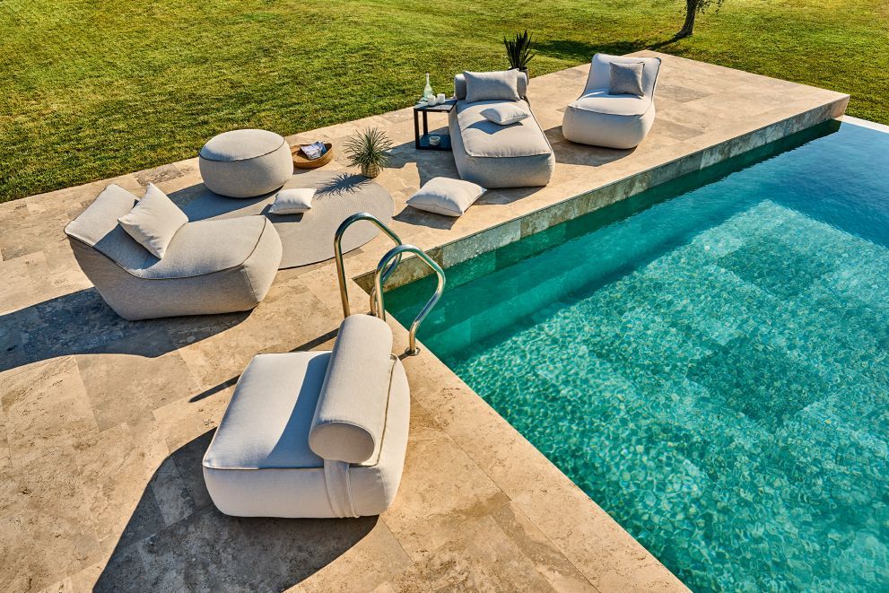 Maliha Lounge Hocker in Pebble am Pool. Outdoor Möbel für Garten und Terrasse.