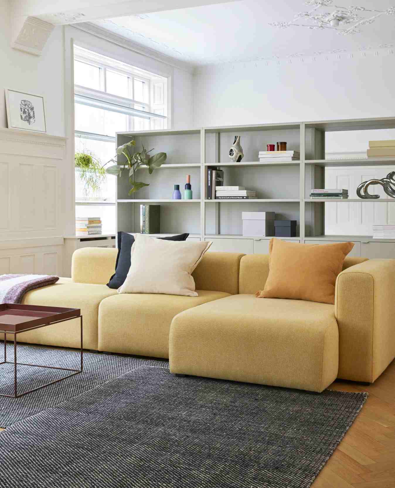 Gelbes Mags Sofa 3-Sitzer mit Hallingdal Stoff in modernem Wohnzimmer mit Regalen.