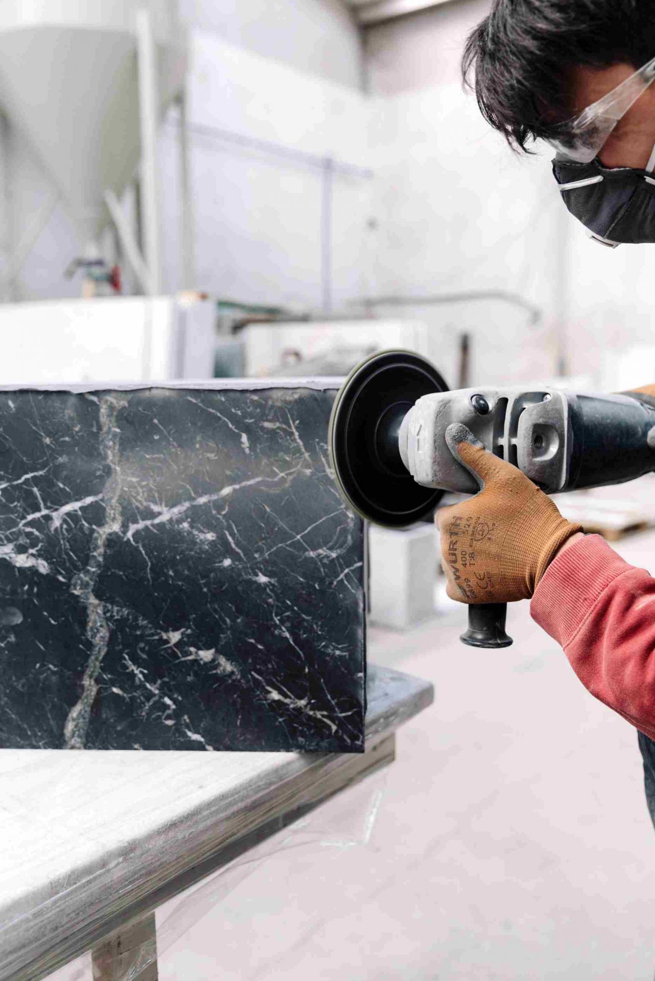 Audo Copenhagen Plinth Beistelltisch aus Rose Calacatta Viola Marmor in der Fertigung.