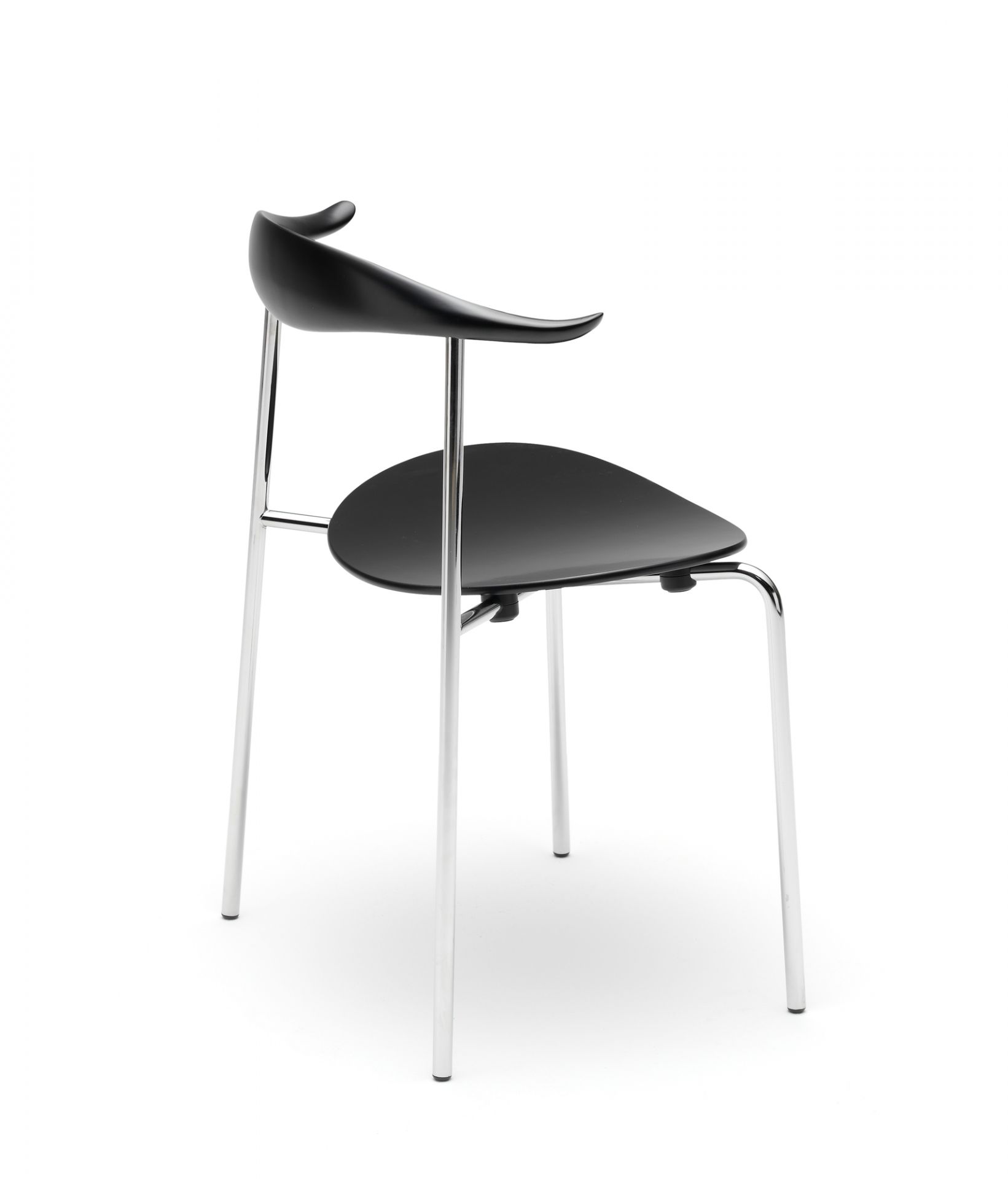 CH88T Stuhl von Carl Hansen & Søn mit schwarzer Sitzfläche und Edelstahlgestell.