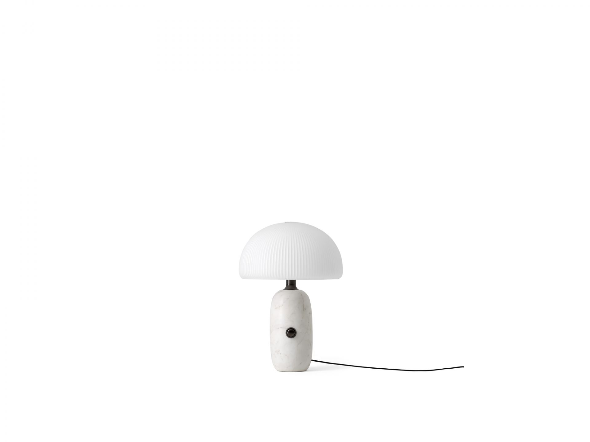 Sculpture Tischlampe von Vipp: Moderne Marmor-Tischleuchte mit geripptem Glasschirm für stimmungsvolles Licht.