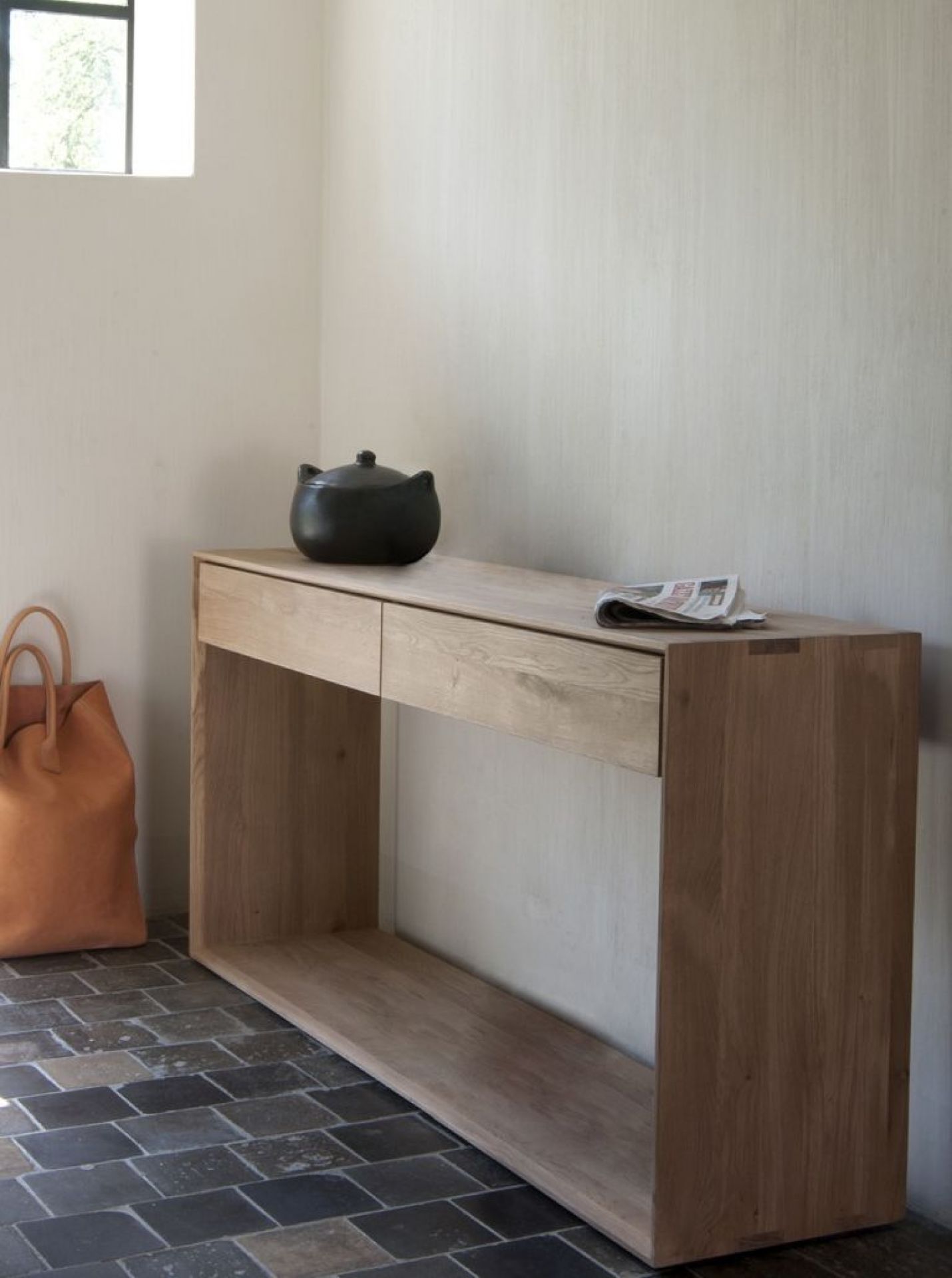 Nordic Konsole aus Eiche von Ethnicraft: Elegante Holzkonsole mit Schubladen und Ablagefläche für Flur oder Wohnzimmer.