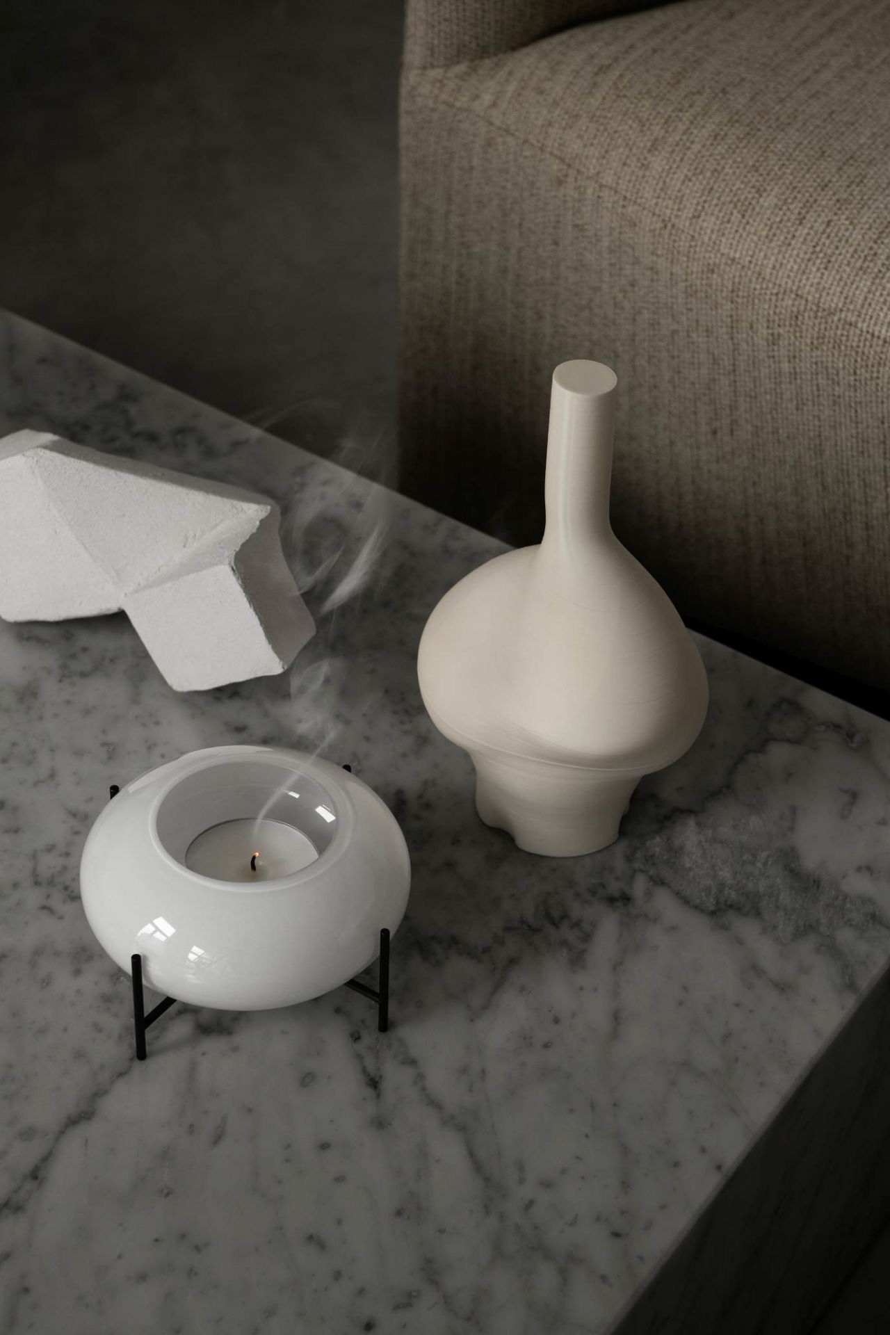 Detailaufnahme des Plinth Low Beistelltisch Audo aus schwarzem Marquina Marmor mit Deko-Elementen.