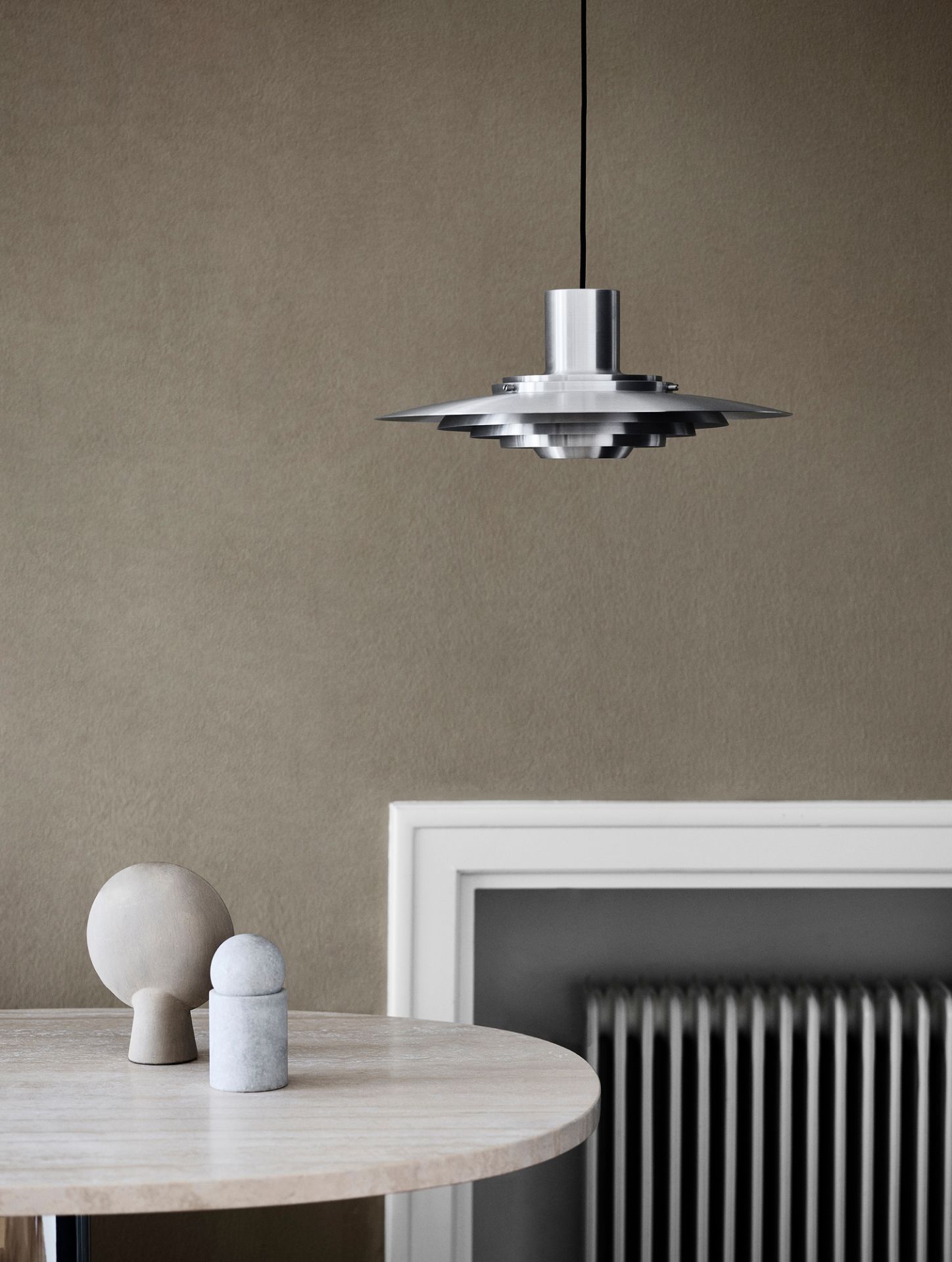 AndTradition P376 Pendelleuchte KF1 aus Aluminium, moderne Hängelampe für Wohnzimmer und Esszimmer.