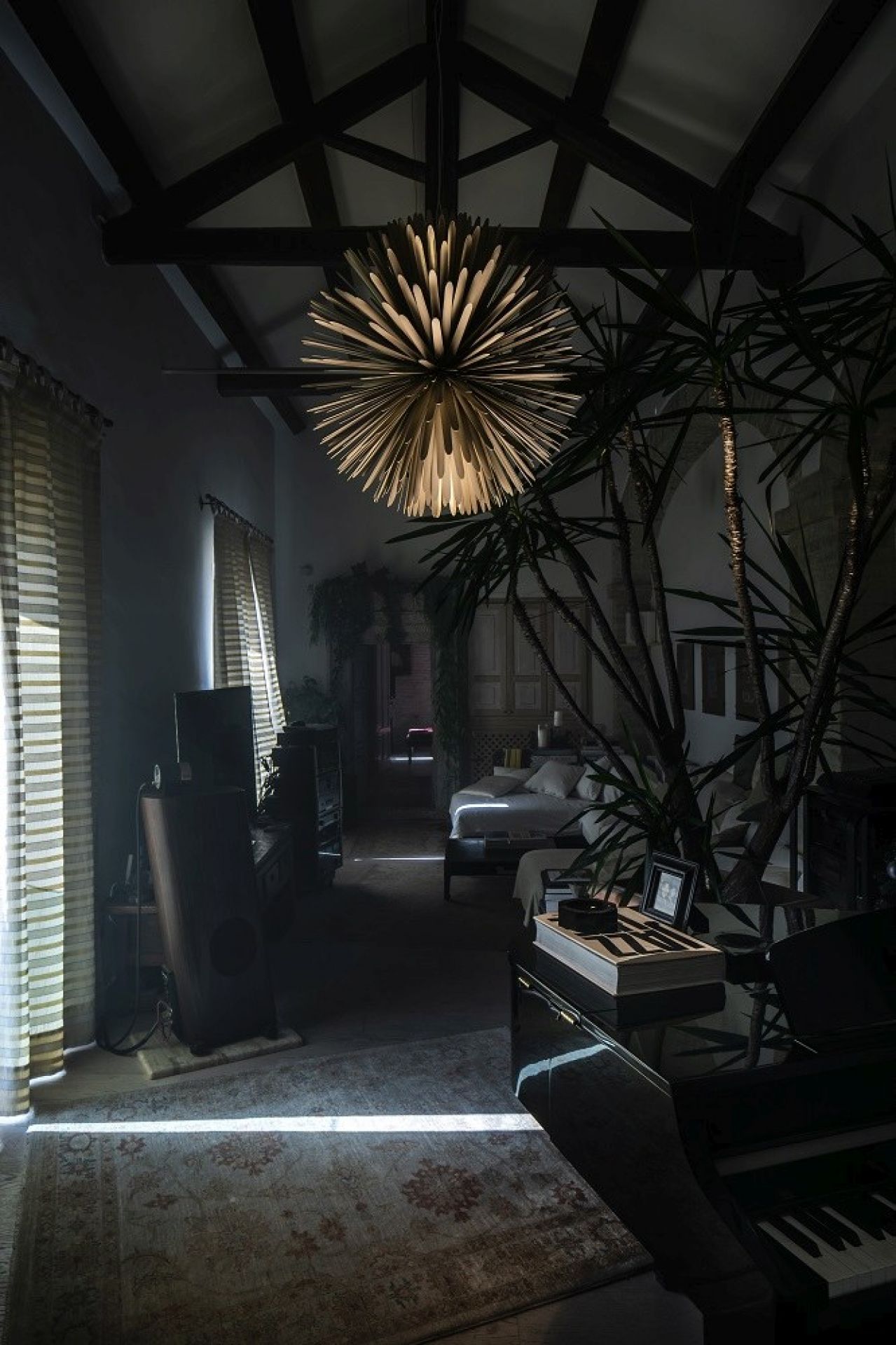 Sun Light of Love Pendelleuchte von Foscarini in Gold, moderne LED-Hängelampe im Raum.