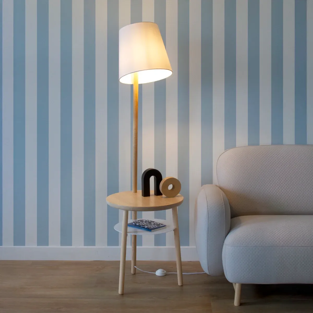 Josette Beistelltisch-Stehleuchte aus Esche und Weiß von Hartô: Moderne Lampe mit Ablagefläche.