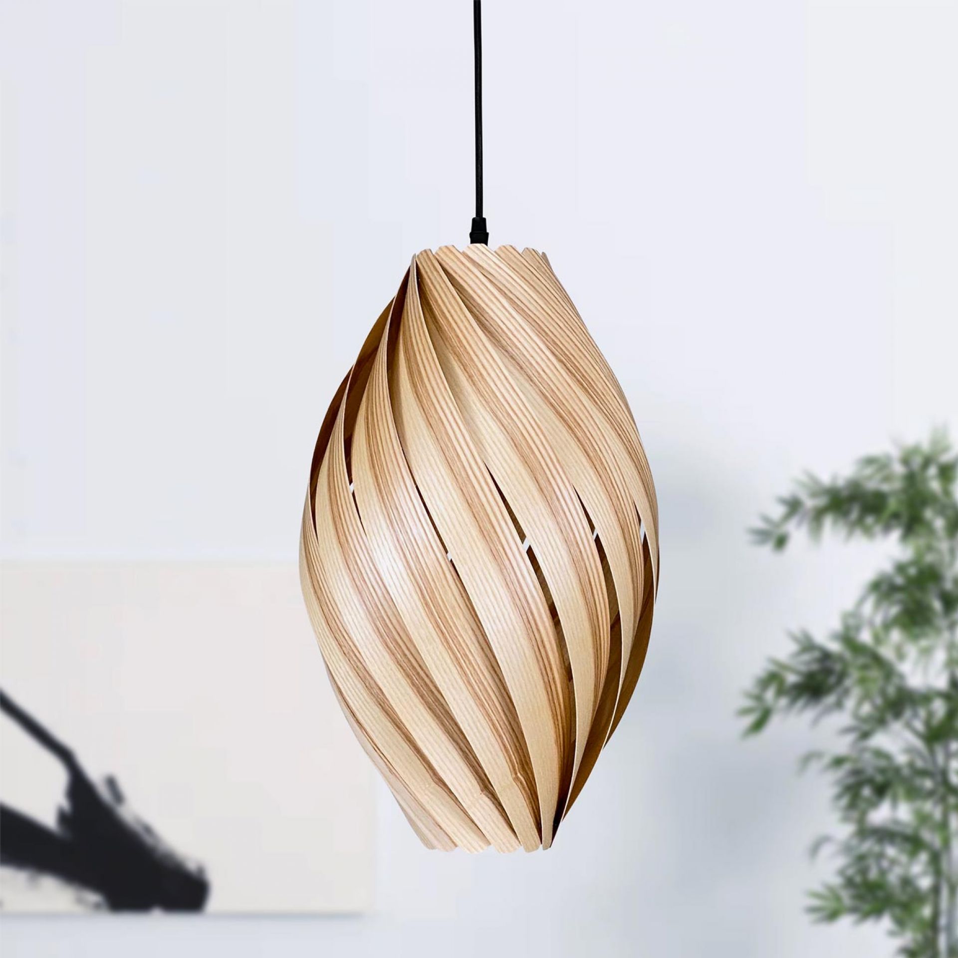 Ardére Hängeleuchte aus Olivesche: Runde Holzlampe mit geschwungenen Lamellen für moderne Beleuchtung.