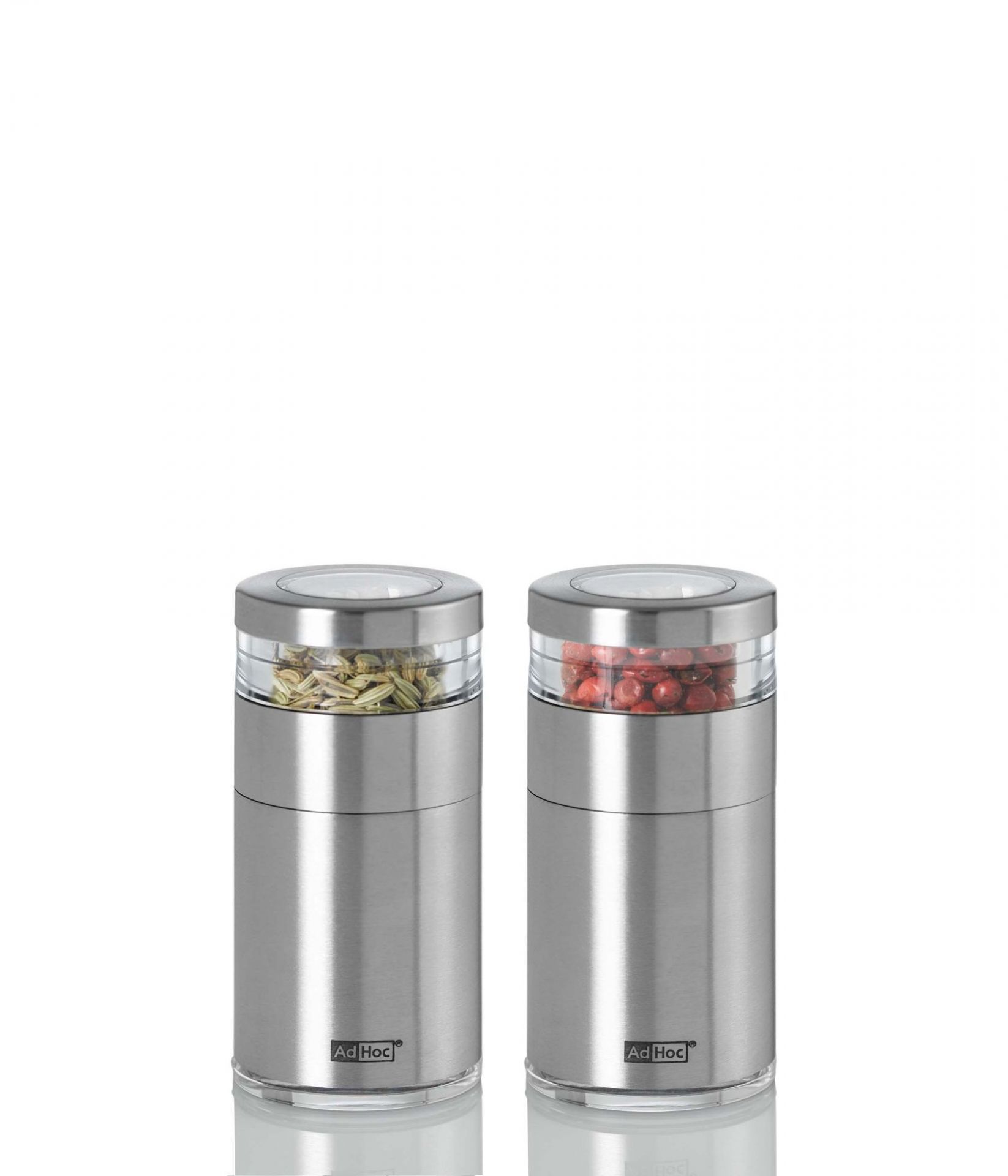 Zwei AdHoc Kräuter- und Gewürzschneider aus Edelstahl, gefüllt mit Kräutern und Gewürzen.