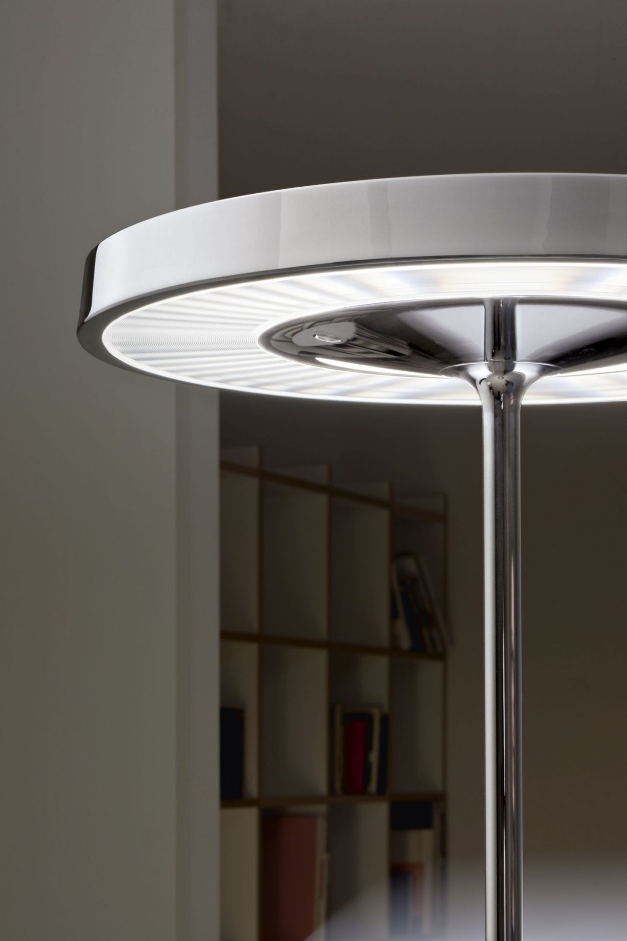 Nahaufnahme der Disk Tischleuchte für USM Haller, Belux, mit warmweißem 3000K Licht.