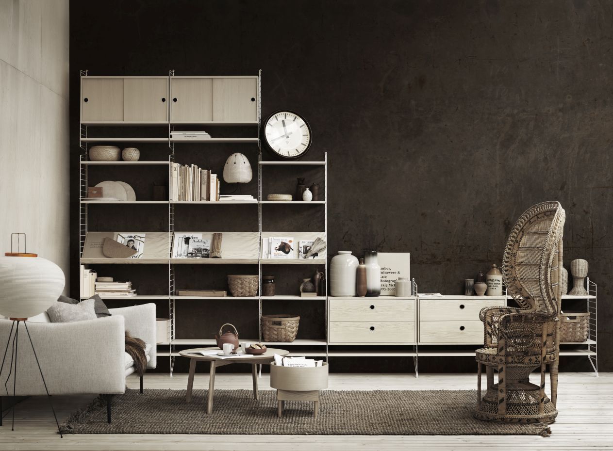 String Furniture Regalsystem mit Eiche Schubladenelement (B 58cm) im modernen Wohnzimmer. Stauraum und Design.