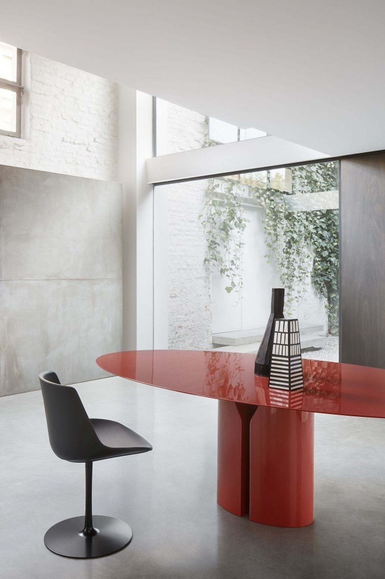 Roter NVL Table Esstisch von MDF Italia mit Stuhl und Dekoration in modernem Interieur.