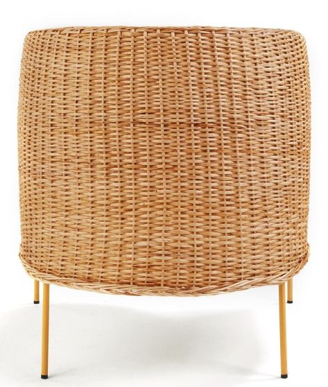 Caribe Natural Lounge Chair: Nahaufnahme des Korbsessels mit gelben Beinen für den Außenbereich.