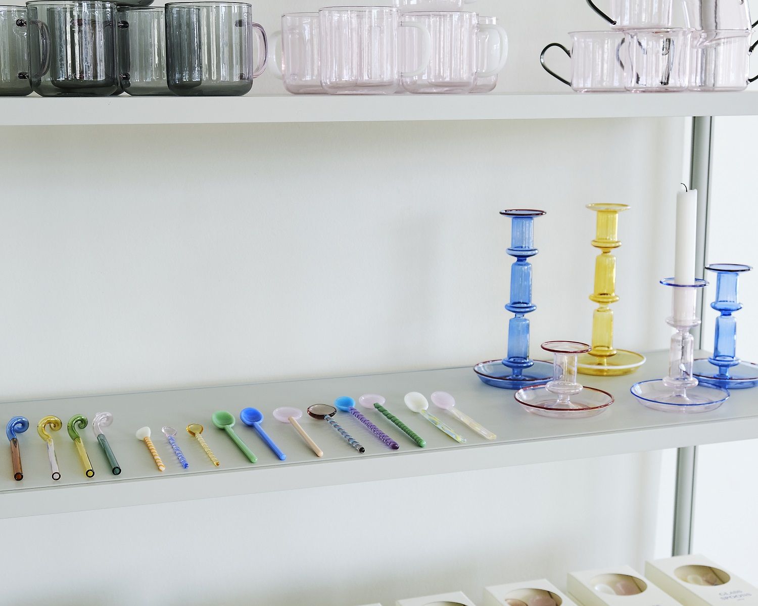 Regale mit Glaswaren, Kerzenständern und Löffeln. Hay New Order Sideboard im Hintergrund.