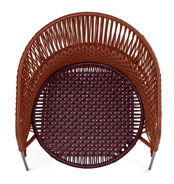 Brauner Ames Caribe Chic Loungesessel für den Outdoor-Bereich, geflochtene Sitzfläche und Rückenlehne, Ansicht von oben.