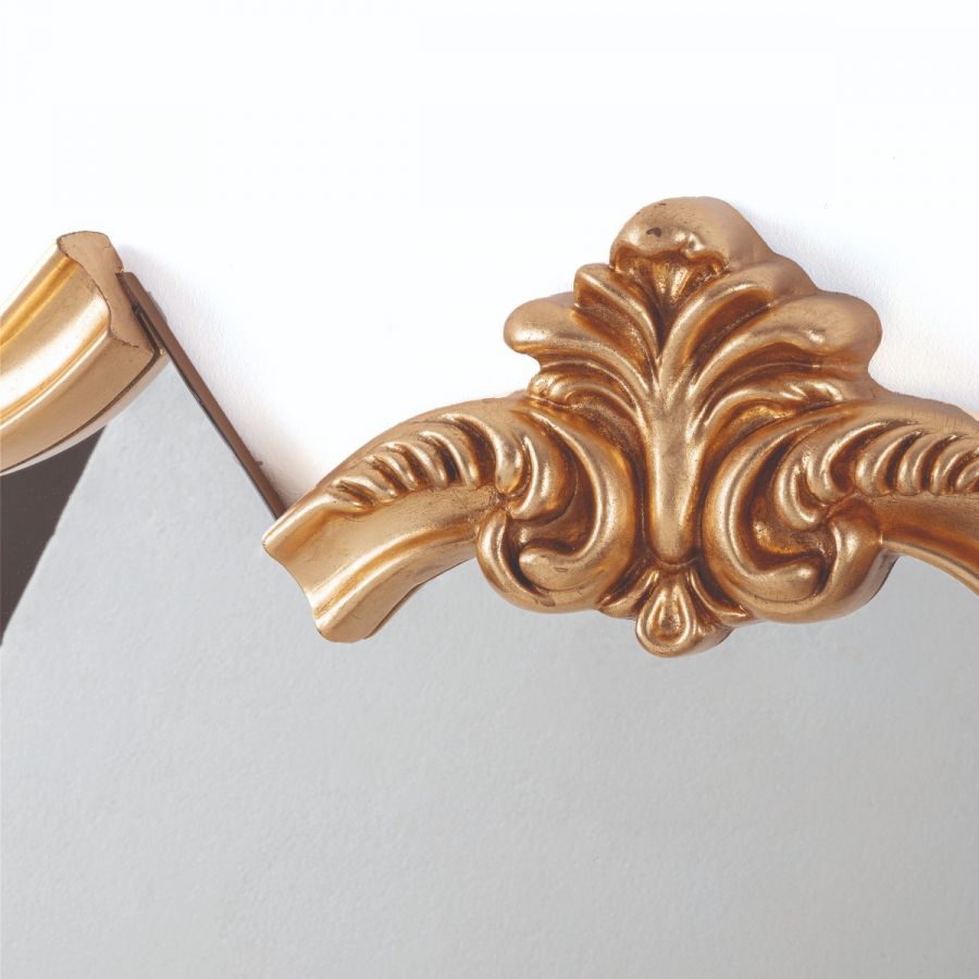 Detailaufnahme des goldenen Tetris Spiegels 2.0 von Seletti, ein dekorativer Wandspiegel mit verschnörkeltem, goldenem Rahmen.