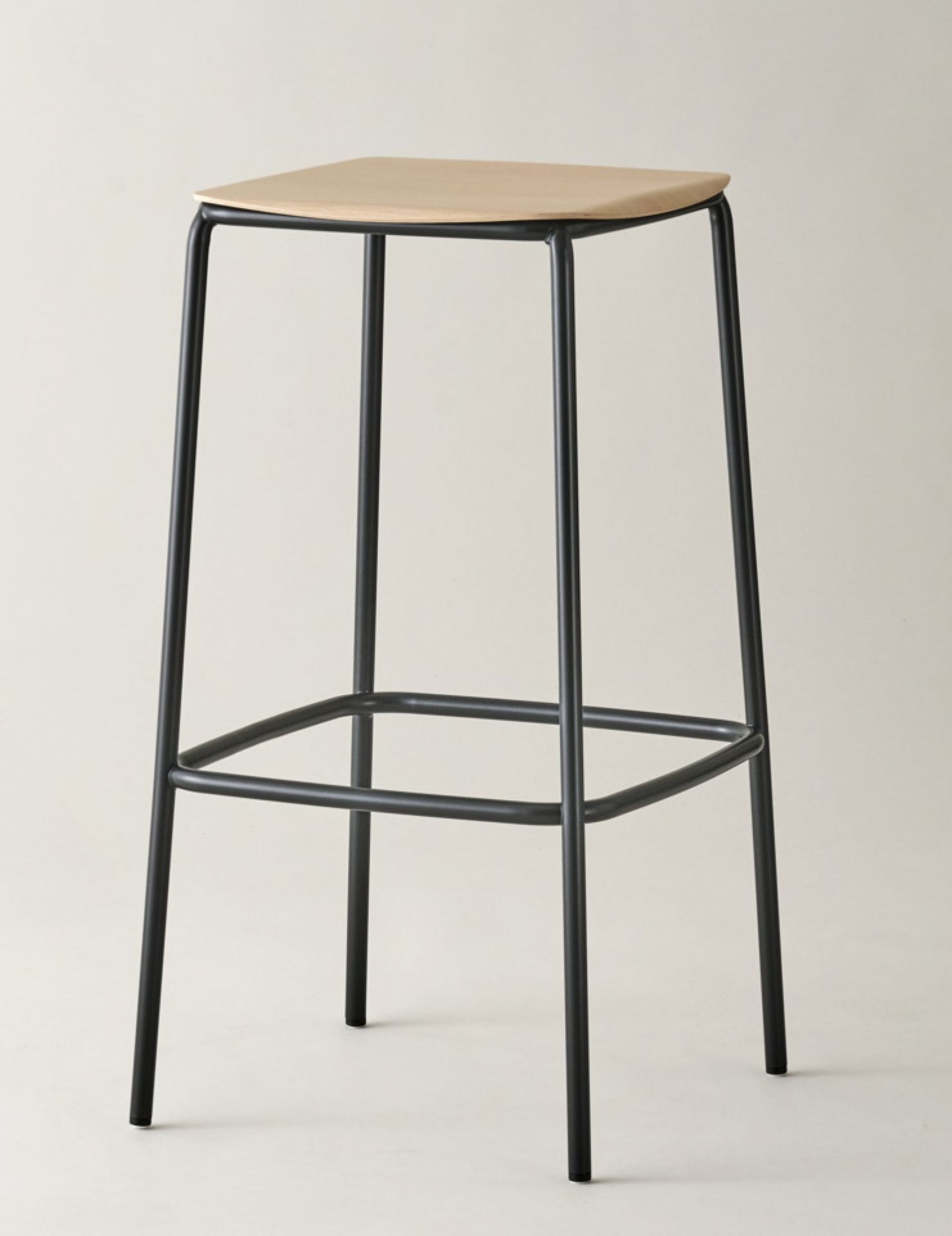 Nate S Barhocker von Brunner mit hellem Holzsitz und schwarzem Metallgestell.