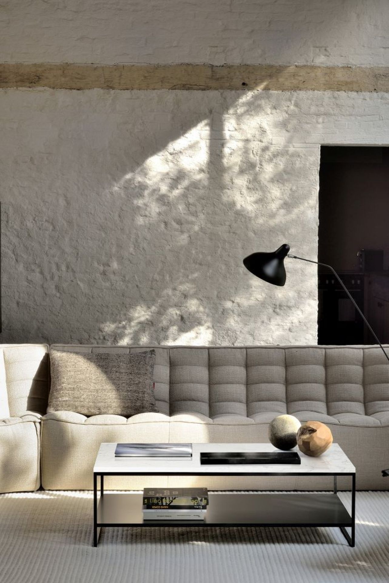 N701 Sofa Ecke von Ethnicraft, modulare Wohnlandschaft in hellem Stoff mit Couchtisch.